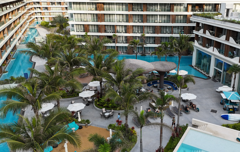 The Sunshine Beach Family Suite with Pool